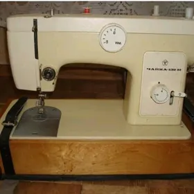 Швейная машинка Чайка