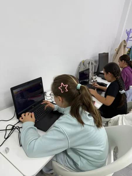 CURIOOKIDS "Bilesigeliji Ýaşlar" H.K Gallery 15