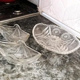 хрустальная ваза и салатницы