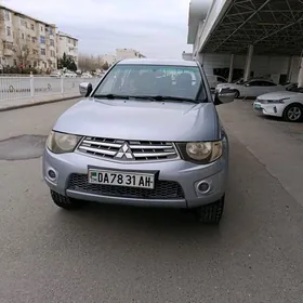 Mitsubishi L200 2012