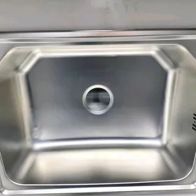 Kuhny Moyka, Stoleşnisa