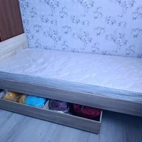 деревянная кровать