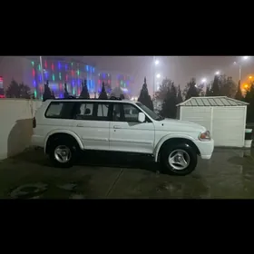 Mitsubishi Montero Sport 2000