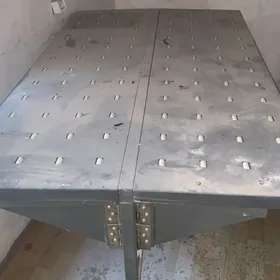 Металлический стол, с колесами