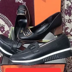 Женские туфли и мокосины