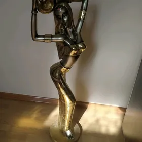 статуя девушки