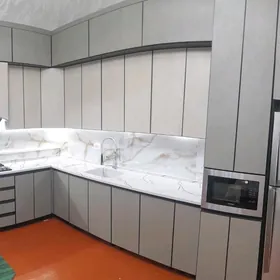 mebil kuhyny garnetur