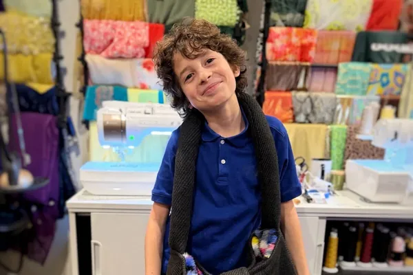 6 ýyllyk tejribesi bolan 10 ýaşly dizaýner Pariž moda hepdeliginde öz kolleksiýasyny görkezdi