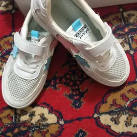 детские кроссовки.