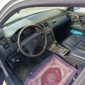 Mercedes-Benz E320 2001