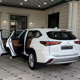 Toyota Highlander 2021