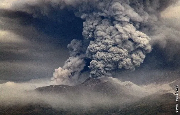 Kamçatkadaky Şiweluç wulkanyndan 8 kilometr belentlige kül sütüni pürküldi