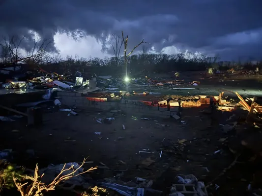 Смертельный торнадо и град обрушились на несколько штатов США