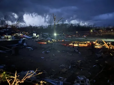 Смертельный торнадо и град обрушились на несколько штатов США