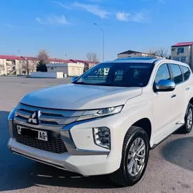 Mitsubishi Pajero 2020