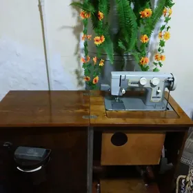 Швейная машинка Чайка