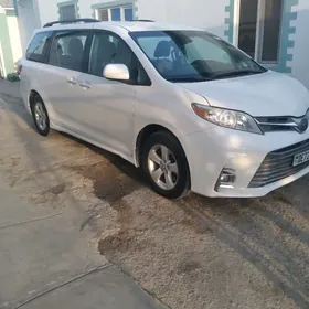 Toyota Sienna 2018