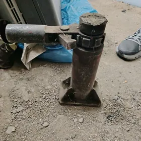 Домкрат мощный domkrat