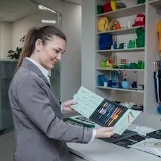 DIZAÝNER IŞGÄR GEREK