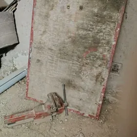 Стол с тисками