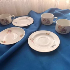 чайные чашки с блюдцами