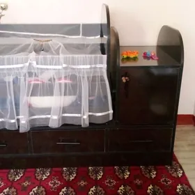 Moneṣ̌ka, krowat,sallançak.