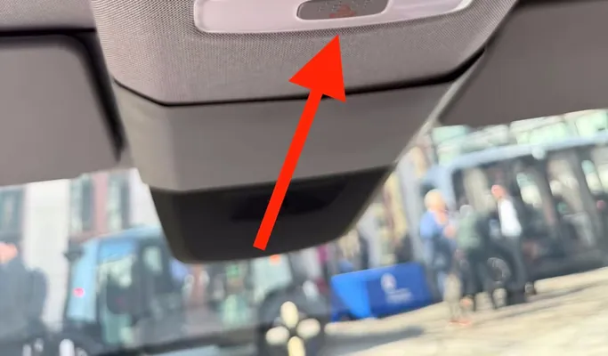 Braýl elipbiýi bilen üpjün edilen Tesla Cybercab-y kör adamlar hem sürüp biler