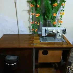 Швейная машинка Чайка