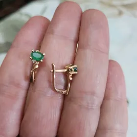 сережки с изумрудом