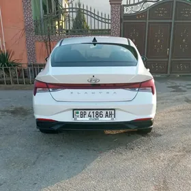 Hyundai Elantra 2022