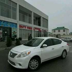Nissan Versa 2012