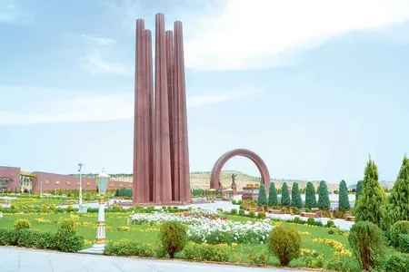 Türkmen halkynyň Milli Lideri we Türkmenistanyň Prezidenti agzaçar sadakasyny berdiler