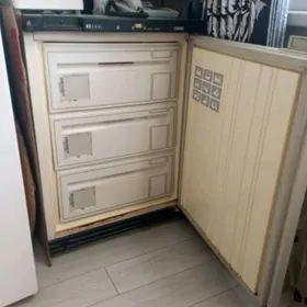 Морозильник на запчасти.
