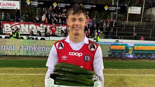 Норвежскому футболисту как лучшему игроку матча вручили… 100 огурцов