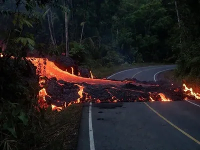 Reýunýon adasyndaky wulkan oýanyp, ýolundaky ähli zady ýoklamaga başlady