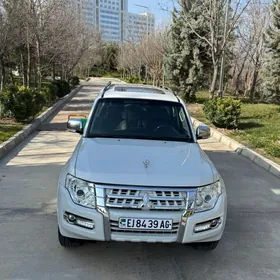 Mitsubishi Pajero 2015