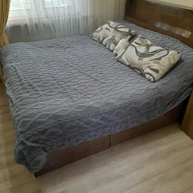 кровать  двух  спалка