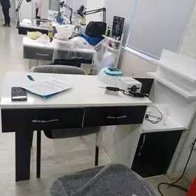 маникюрный стол