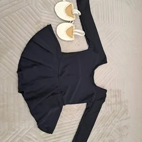 спортивный купальник и чешки