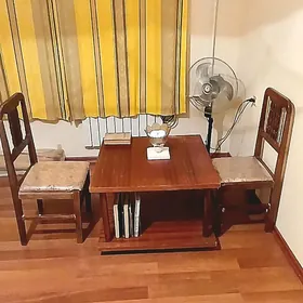 столик на роликах 2 стула