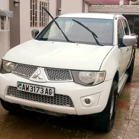 Mitsubishi L200 2012