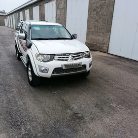 Mitsubishi L200 2012