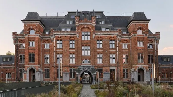 Бельгийский дизайнер преобразовал старые военные казармы в шикарный отель