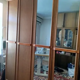 Трехстворчатый шкаф