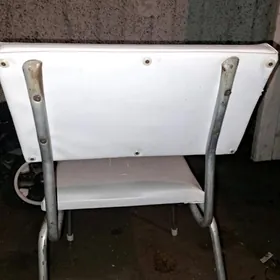 прочные два железных стула