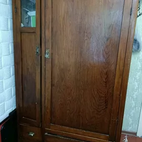 шифоньер,столик на колесиках