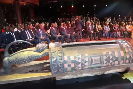 Fransiýa bir asyr mundan öň alnyp gidilen «gepleýän depregi» Kot-d’Iwuara gaýtaryp berdi