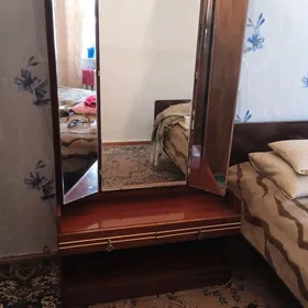 трильяж с зеркалом