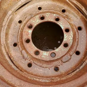 Kombaýnlar ya traktoryň tekerl