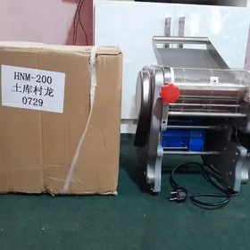 Hamyr ýaýýan aş kesýän.